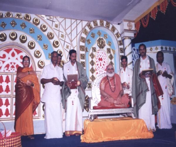 KASIM BABU ALONG WITH H.H.BHATARHI THEERTA MAHASWAMI AFTER BEING APPOINTED AS THE ASTHANA VIDHWANS OF SRINGERI MUTT.