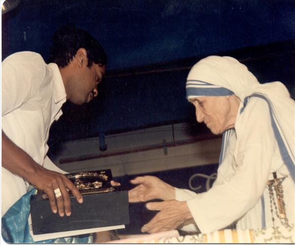 KASIM IS RECEIVING THE KALA SARAWATHY AWARD AT THE HANDS OF MOTHER THERESA IN HYDERABAD